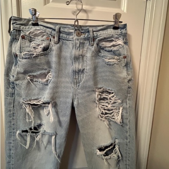 American Eagle - Distressed Jeans - Picture 2 of 5